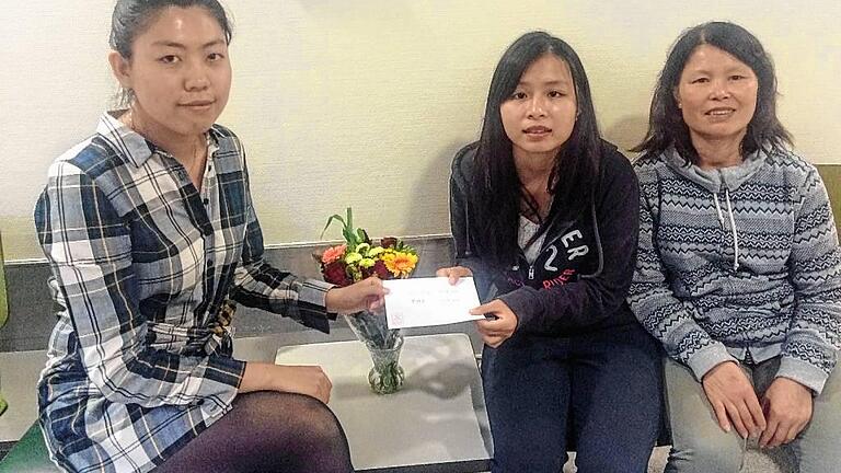 Germanistikstudentin Tingyao Lu (links) übergibt Anfang August eine Spende der Gesellschaft für deutsch-chinesische Freundschaft von 500 Euro an die Schwester und die Mutter des 30-jährigen Opfers, das zu dieser Zeit noch im Koma lag.