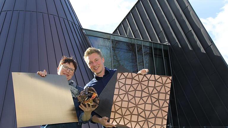 Manuela Geugelin und Matthias Schoppe (Aurubis) zeigen Kupferbleche und was daraus nach dem Workshop geworden ist.