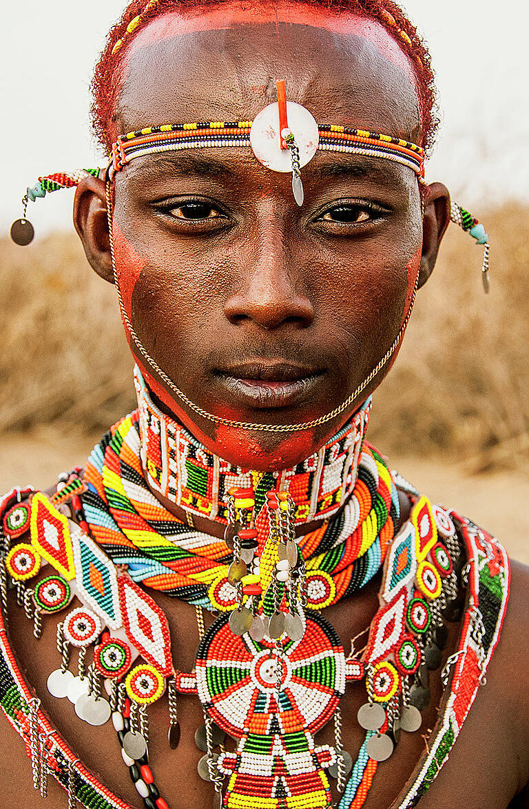 Rendille-Krieger mit Perlenschmuck in Kenia. Rendille-Krieger mit Perlenschmuck in Kenia. 