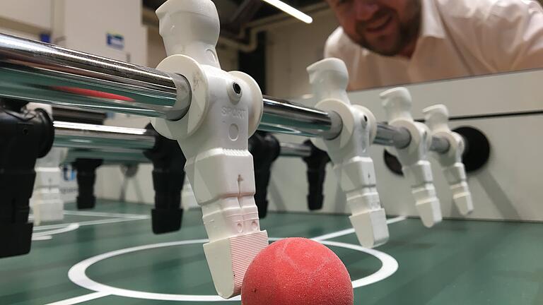 Der »Trainer« und seine Spieler: Hans Michael Krause ist als Abteilungsleiter für Markt- und Produktmanagement bei Rexroth für die Entwicklungsarbeit am mit künstlicher Intelligenz arbeitenden »KI-cker« zuständig. Der »Trainer« und seine Spieler: Hans Michael Krause ist als Abteilungsleiter für Markt- und Produktmanagement bei Rexroth für die Entwicklungsarbeit am mit künstlicher Intelligenz arbeitenden »KI-cker« zuständig.