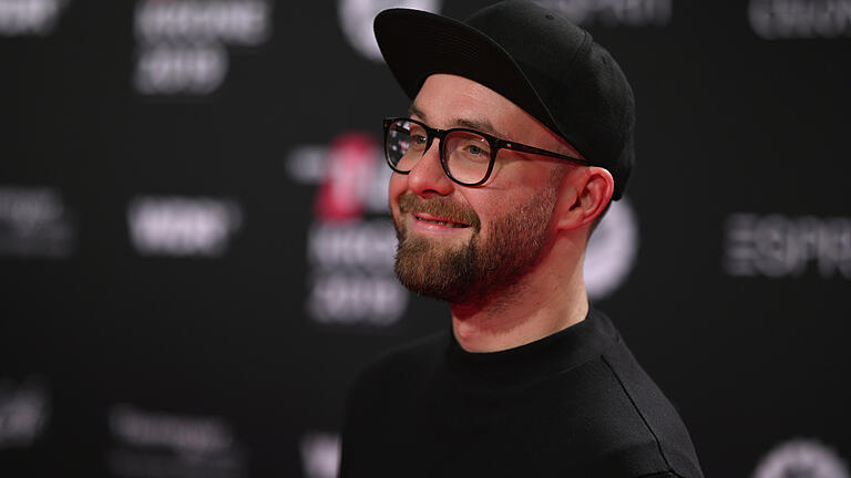 Wenn Mark Forster kommendes Jahr im Rahmen seiner Open Air-Tour auch in Bad Neustadt Halt macht, dann spielt er am Festplatz am ZOB vor ausverkauftem Haus. Seit Montagvormittag sind alle Karten verkauft. Wenn Mark Forster kommendes Jahr im Rahmen seiner Open Air-Tour auch in Bad Neustadt Halt macht, dann spielt er am Festplatz am ZOB vor ausverkauftem Haus. Seit Montagvormittag sind alle Karten verkauft.