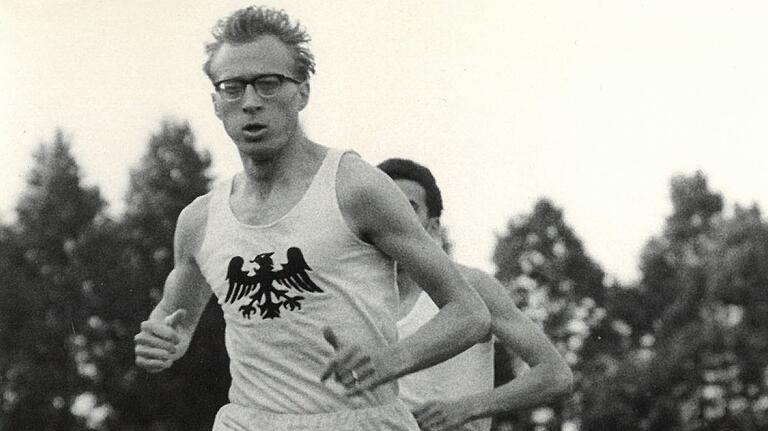 Erich Preßler, eine markante Läuferfigur in der Schweinfurter Leichtathletik, die am 30. Dezember 90 Jahre alt wird. Hier ein Foto aus seiner aktiven Zeit (vorneweg beim 800 m-lauf).