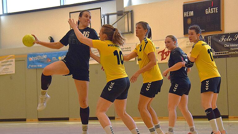 Handball aus Hammelburg und Brückenau - Trotz einer Volkacher Übermacht kommt hier die Hammelburgerin Lina Potsch zum Wurf. Handball aus Hammelburg und Brückenau - Trotz einer Volkacher Übermacht kommt hier die Hammelburgerin Lina Potsch zum Wurf.