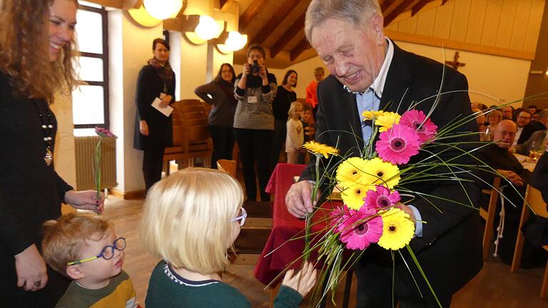 Blumen für den Altbürgermeister: Zum 80. Geburtstag sangen die Kinder des kommunalen Kindergartens in Oberelsbach für Oskar Mangold ein Ständchen und überreichten Blumen. Blumen für den Altbürgermeister: Zum 80. Geburtstag sangen die Kinder des kommunalen Kindergartens in Oberelsbach für Oskar Mangold ein Ständchen und überreichten Blumen.