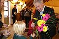 Blumen für den Altbürgermeister: Zum 80. Geburtstag sangen die Kinder des kommunalen Kindergartens in Oberelsbach für Oskar Mangold ein Ständchen und überreichten Blumen.