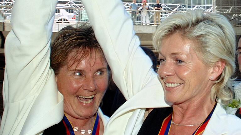 Gemeinsam mit ihrer designierten Nachfolgerin Silvia Neid (rechts) bejubelt Bundestrainerin Tina Theune-Meyer im Juni 2005 den Gewinn der Europameisterschaft. Gemeinsam mit ihrer designierten Nachfolgerin Silvia Neid (rechts) bejubelt Bundestrainerin Tina Theune-Meyer im Juni 2005 den Gewinn der Europameisterschaft.