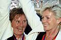 Gemeinsam mit ihrer designierten Nachfolgerin Silvia Neid (rechts) bejubelt Bundestrainerin Tina Theune-Meyer im Juni 2005 den Gewinn der Europameisterschaft.