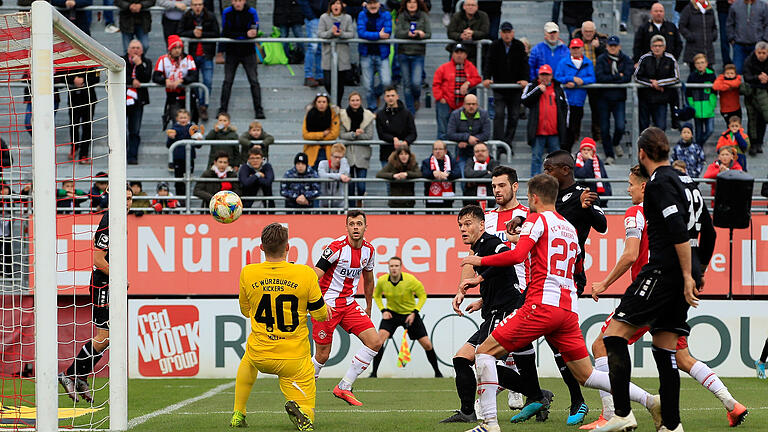 Wirkungstreffer: Tom Boere erzielt an Kickers-Keeper Vincent Müller vorbei das 1:0 für Uerdingen.