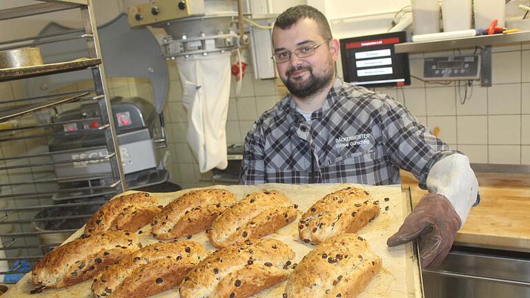 Hausgemachte Butterstollen sind eine Spezialität. Bäckermeister Markus Gürsching weiß, wie sie besonders lecker schmecken. Hausgemachte Butterstollen sind eine Spezialität. Bäckermeister Markus Gürsching weiß, wie sie besonders lecker schmecken.
