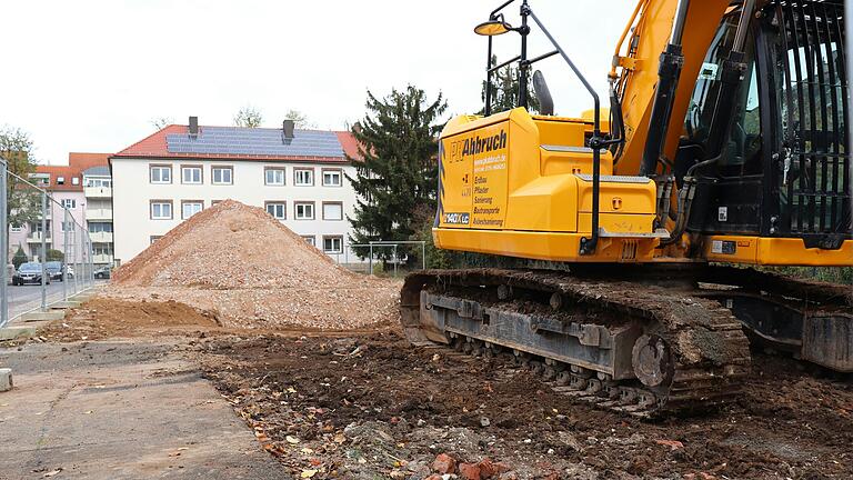 In der Kitzinger Zeppelinstraße hat die Bau GmbH voriges Jahr einen Wohnblock abreißen lassen. Noch ist unklar, was an der Stelle entstehen soll.