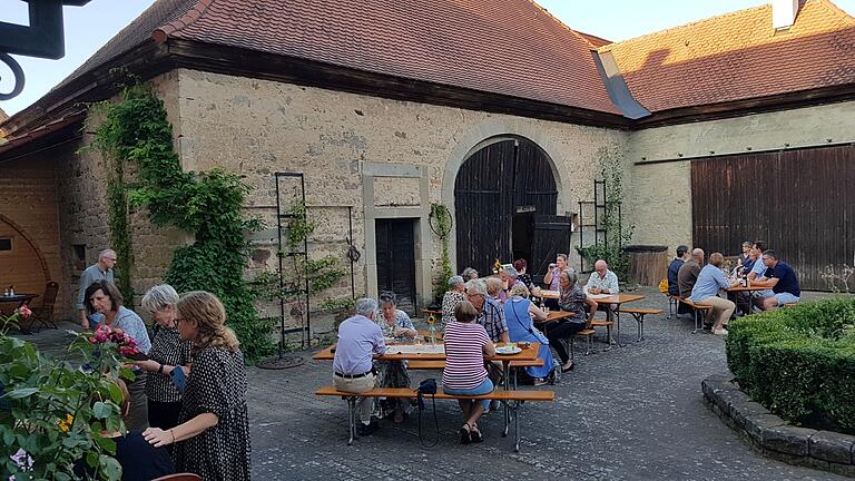 Ein lauer Sommerabend im Hof der Propstei, gemacht für Gespräche abseits des Alltags. Ein lauer Sommerabend im Hof der Propstei, gemacht für Gespräche abseits des Alltags.