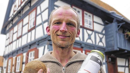 Genuss mit Kokosnuss: Hans Peter Mankel aus Sondheim/Grabfeld hat ein kleines Start-up-Unternehmen gegründet und vertreibt ein hochwertiges Bio-Kokosnussöl aus Sri Lanka. Der ehemalige Grundschullehrer verwirklicht mit diesem ökologisch und sozial nachhaltigen Projekt einen lang gehegten Traum von der Selbstständigkeit. Genuss mit Kokosnuss: Hans Peter Mankel aus Sondheim/Grabfeld hat ein kleines Start-up-Unternehmen gegründet und vertreibt ein hochwertiges Bio-Kokosnussöl aus Sri Lanka. Der ehemalige Grundschullehrer verwirklicht mit diesem ökologisch und sozial nachhaltigen Projekt einen lang gehegten Traum von der Selbstständigkeit.