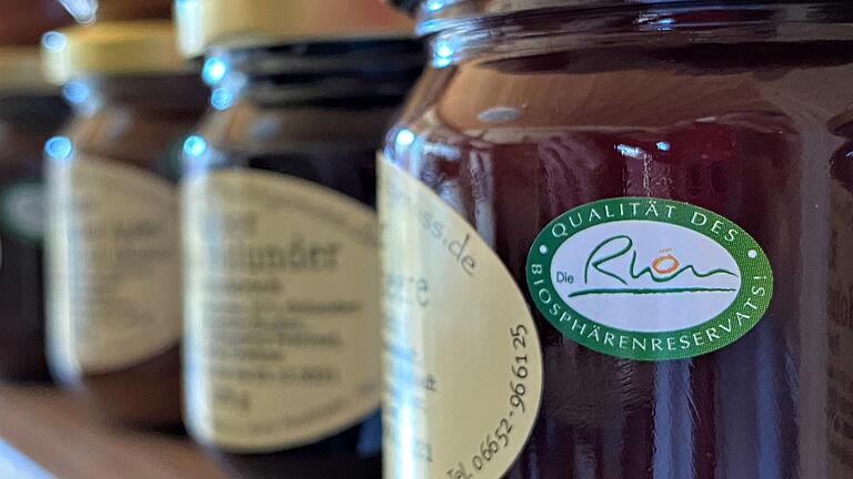 Mehr als 200 Betriebe in der Rhön dürfen für Produkte und Dienstleistungen, die den Kriterien entsprechen, das Qualitätssiegel Rhön verwenden.