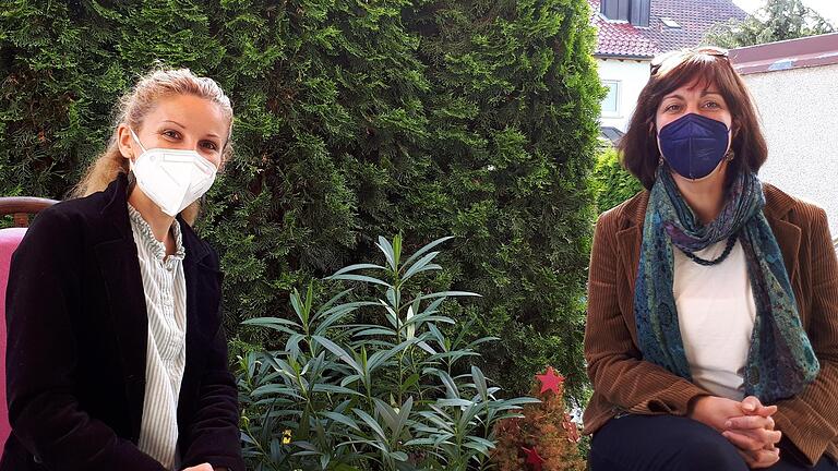 Ana Schmadl-Orzescu (links) und Bildungskoordinatorin Jessica Diehm im Garten der Familie Schmadl-Orzescu anlässlich des gemeinsamen Interviews.