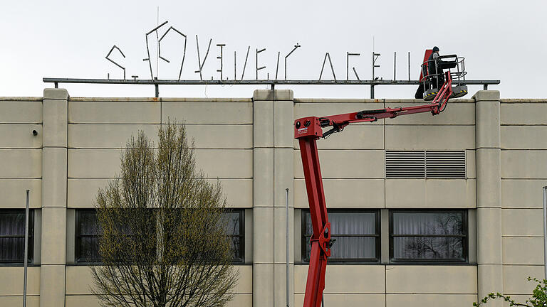 Die s.Oliver Arena war einmal, Handwerker demontierten am 31. März den Schriftzug vom Hallendach. Die s.Oliver Arena war einmal, Handwerker demontierten am 31. März den Schriftzug vom Hallendach.