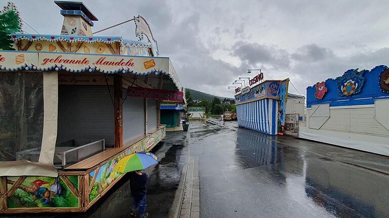 Ein Sinnbild main-spessarter Tristesse: die geschlossene Spessartfestwoche bei Regen.