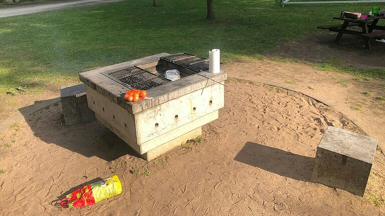 Auf dem Grillplatz am Baggersee ist reservieren oder mieten nicht möglich. Daher muss man schnell sein.