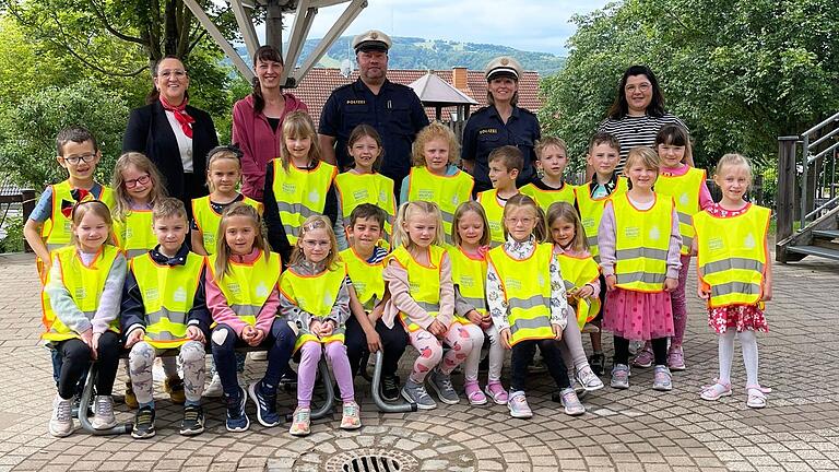 Im Kindergarten Bischofsheim überreichten (von links)&nbsp; Kerstin Schwager (Sparkasse Bischofsheim), Melanie Pyka (Kindergarten), die Polizisten Daniel Krause und Katharina Emmerling sowie Marion Emmerling (Kindergarten) die Sicherheitswesten.