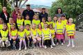 Im Kindergarten Bischofsheim überreichten (von links)&nbsp; Kerstin Schwager (Sparkasse Bischofsheim), Melanie Pyka (Kindergarten), die Polizisten Daniel Krause und Katharina Emmerling sowie Marion Emmerling (Kindergarten) die Sicherheitswesten.