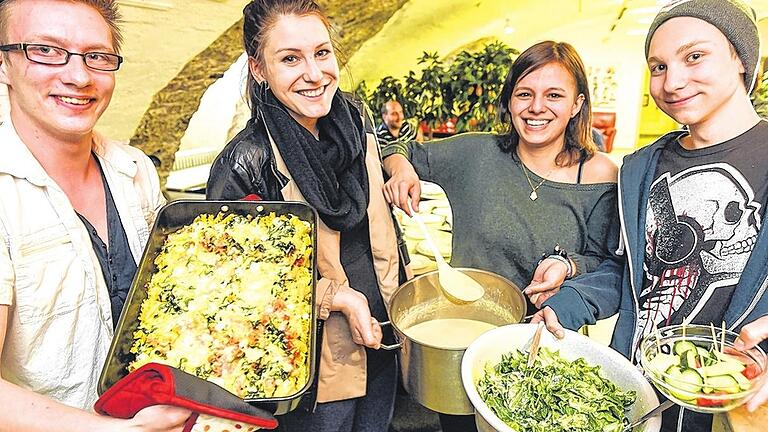 Jugendliche kochen regionale Produkte       -  (mro)   Eine große Schüssel Rucolasalat, selbst gekochte Spargelcremesuppe, klein geschnittene Obst- und Gemüsestückchen und eine Lasagne &ndash; mit Spinat. &bdquo;Das war der Kompromiss&ldquo;, sagt der Sozialpädagoge Kilian Schick und lacht. Gemeinsam mit den jugendlichen Gästen des Bechtolsheimer Hofs hat er die Aktion  &bdquo;eat fresh&ldquo; ins Leben gerufen. Das bedeutet: Zwei Mal pro Woche wird zusammen frisch gekocht, die Zutaten dafür kommen aus der Region. Dazu gibt es für die Besucher des Jugendzentrums rund um die Uhr kostenlose Obst- und Gemüsesticks sowie Mineralwasser. Zusätzlich werden verstärkt körperliche Aktivitäten wie Fußballspielen, Skaten, Zumba oder Samba tanzen angeboten. &bdquo;Das Besondere an diesem Projekt ist, dass es die Jugendlichen aktiv mit einbezieht&ldquo;, sagt Magdalena Schlereth vom Bayerischen Gesundheitsamt. Daher sponserte ihr Arbeitgeber das Projekt auch mit 1000 Euro, die Sparkassenstiftung und der Förderverein jeweils mit 500 Euro. Die frischen Nahrungsmittel kommen vergünstigt vom Biolandhof Kraus-Egbers aus Oberaltenheim. Marco (19), Eva (18), Rebecca (18) und Leo (17, von links) haben die ersten &bdquo;grünen Versuche&ldquo; immerhin schon mal &bdquo;ganz gut geschmeckt.&ldquo;