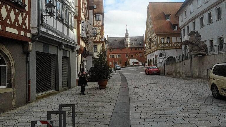 Menschenleer: So zeigt sich an manchen Tagen die Ochsenfurter Altstadt. Damit das nicht so bleibt, hat sich der Stadtrat mit einem Konzept beschäftigt, das die Nahversorgung im Zentrum Ochsenfurts stärken soll.