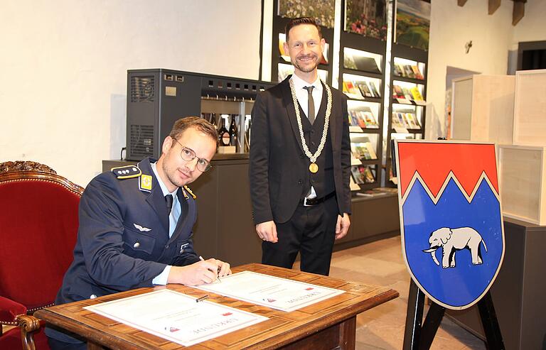 Kompaniechef Johannes Slawik und Bürgermeister Thorsten Wozniak unterschrieben in der Rüstkammer des Alten Rathauses die beiden Patenschaftsurkunden. Kompaniechef Johannes Slawik und Bürgermeister Thorsten Wozniak unterschrieben in der Rüstkammer des Alten Rathauses die beiden Patenschaftsurkunden.