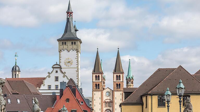 Blick von der Alten Mainbrücke auf den Dom des Bistums Würzburg.