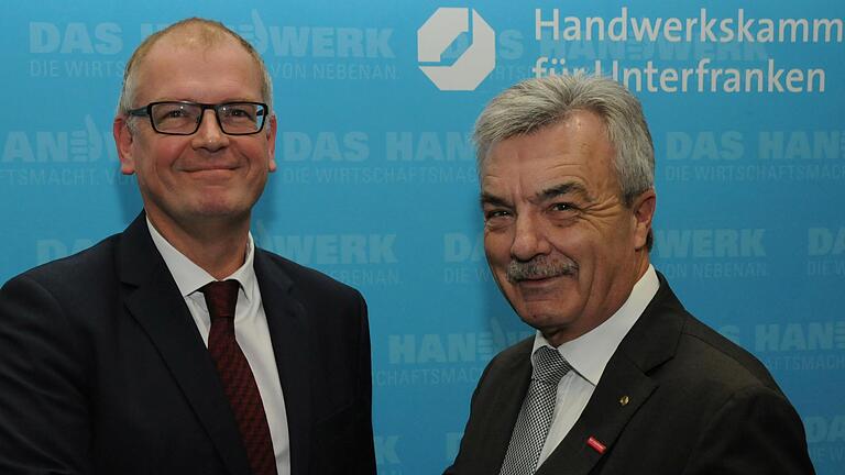Ludwig Paul - Ludwig Paul (51/links) wird am 1.12.2017 neuer Hauptgeschäftsführer der Handwerkskammer für Unterfranken in Würzburg und damit Nachfolger von Rolf Lauer (re.), der in Ruhestand geht. Ludwig Paul - Ludwig Paul (51/links) wird am 1.12.2017 neuer Hauptgeschäftsführer der Handwerkskammer für Unterfranken in Würzburg und damit Nachfolger von Rolf Lauer (re.), der in Ruhestand geht.