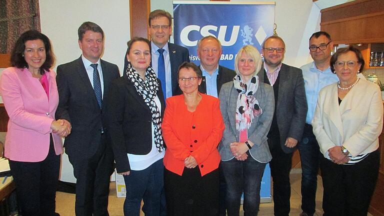 Der neue CSU-Kreisvorstand kann seine Arbeit aufnehmen. Staatsministerin Dorothee Bär (l.) und Bezirksrätin Karin Renner (r.) gratulierten den Gewählten (v. l.) Sandro Kirchner, Marion Albert, Steffen Hörtler, Michaela Wedemann, Thomas Bold, Nadine Fuhl, Herbert Nowak und Robert Erhard. Foto: Winfried Ehling - Der neue CSU-Kreisvorstand kann seine Arbeit aufnehmen. Staatsministerin Dorothee Bär (l.) und Bezirksrätin Karin Renner (r.) gratulierten den Gewählten (v. l.) Sandro Kirchner, Marion Albert, Steffen Hörtler, Michaela Wedemann, Thomas Bold, Nadine Fuhl, Herbert Nowak und Robert Erhard. Foto: Winfried Ehling Der neue CSU-Kreisvorstand kann seine Arbeit aufnehmen. Staatsministerin Dorothee Bär (l.) und Bezirksrätin Karin Renner (r.) gratulierten den Gewählten (v. l.) Sandro Kirchner, Marion Albert, Steffen Hörtler, Michaela Wedemann, Thomas Bold, Nadine Fuhl, Herbert Nowak und Robert Erhard. Foto: Winfried Ehling - Der neue CSU-Kreisvorstand kann seine Arbeit aufnehmen. Staatsministerin Dorothee Bär (l.) und Bezirksrätin Karin Renner (r.) gratulierten den Gewählten (v. l.) Sandro Kirchner, Marion Albert, Steffen Hörtler, Michaela Wedemann, Thomas Bold, Nadine Fuhl, Herbert Nowak und Robert Erhard. Foto: Winfried Ehling