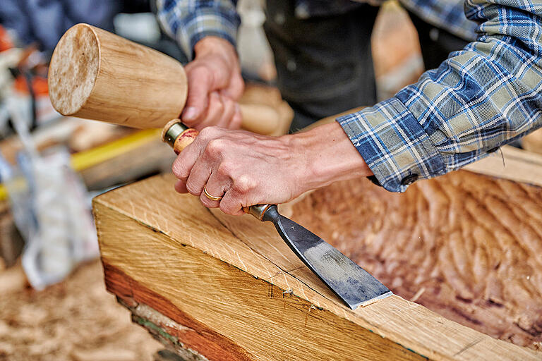 Die Holzbildhauerschule aus Bischofsheim gibt am 3. April im Cubus, dem ,mobilen Atelier', einen Einblick in die Tätigkeit der Holzbildhauerei. Die Holzbildhauerschule aus Bischofsheim gibt am 3. April im Cubus, dem ,mobilen Atelier', einen Einblick in die Tätigkeit der Holzbildhauerei.
