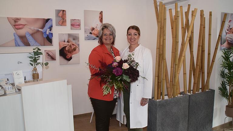 Bürgermeisterin Ruth Albrecht (links) überreichte Katja Korell zur Neueröffnung der Praxis Blumen.