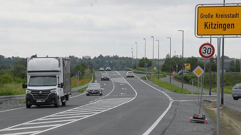 Bis die Ampeln an den Einmündungen in Betrieb sind, wird es auf der Tangente bei Tempo 30 bleiben. Bis die Ampeln an den Einmündungen in Betrieb sind, wird es auf der Tangente bei Tempo 30 bleiben.