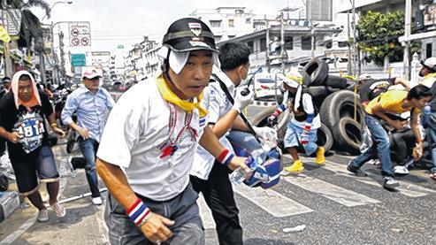 Gewalt in Bangkok: Bei Zusammenstößen zwischen Regierungsgegnern und Polizisten kamen vier Menschen ums Leben. Gewalt in Bangkok: Bei Zusammenstößen zwischen Regierungsgegnern und Polizisten kamen vier Menschen ums Leben.