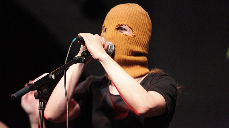 Die markante Sturmhaube darf nicht fehlen: Maria Aljokhina von Pussy Riot im Stattbahnhof. Die markante Sturmhaube darf nicht fehlen: Maria Aljokhina von Pussy Riot im Stattbahnhof.