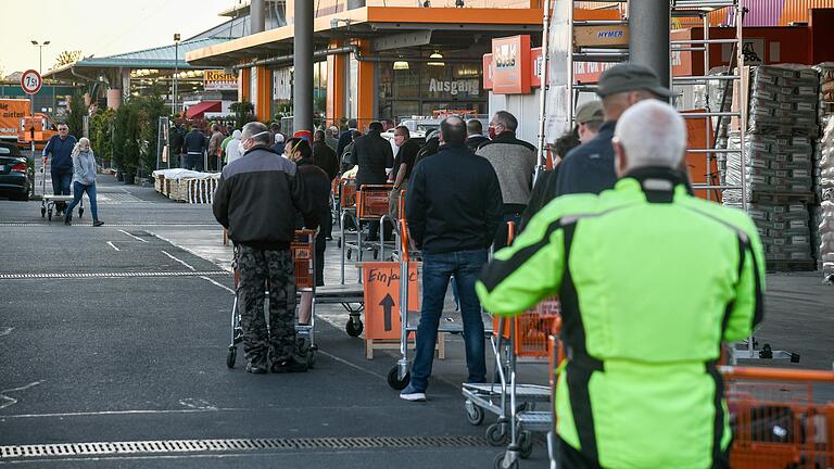 Rückblick aufs Frühjahr: Als nach dem ersten Lockdown die Baumärkte wieder öffneten, gab es einen Riesen-Ansturm. Ob es vor Weihnachten nach den neuen Regelungen wieder zu Schlangen kommt?