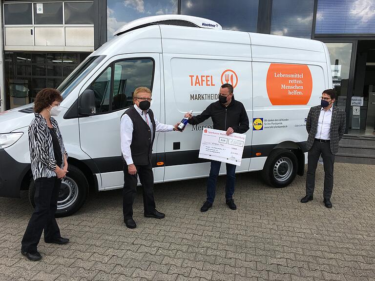 Ingrid und Erwin Partes, Sebastian Dosch (1.Vorsitzender der Tafel Marktheidenfeld), Peter Kulzer (Vorsitzender des Rotary Clubs), von links. Ingrid und Erwin Partes, Sebastian Dosch (1.Vorsitzender der Tafel Marktheidenfeld), Peter Kulzer (Vorsitzender des Rotary Clubs), von links.