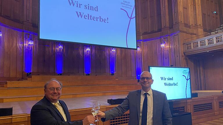 'Wir sind Welterbe': Projektmanager Peter Weidisch und Oberbürgermeister Dirk Vogel stoßen im Littmann-Saal auf die Verleihung des Unesco-Prädikats an elf europäischen Kurstädte an. 'Wir sind Welterbe': Projektmanager Peter Weidisch und Oberbürgermeister Dirk Vogel stoßen im Littmann-Saal auf die Verleihung des Unesco-Prädikats an elf europäischen Kurstädte an.