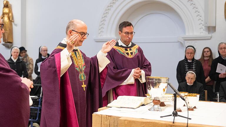 Altarweihe bei den Würzburger Erlöserschwestern in der neu renovierten Mutterhauskirche in der Altstadt. Altarweihe bei den Würzburger Erlöserschwestern in der neu renovierten Mutterhauskirche in der Altstadt.