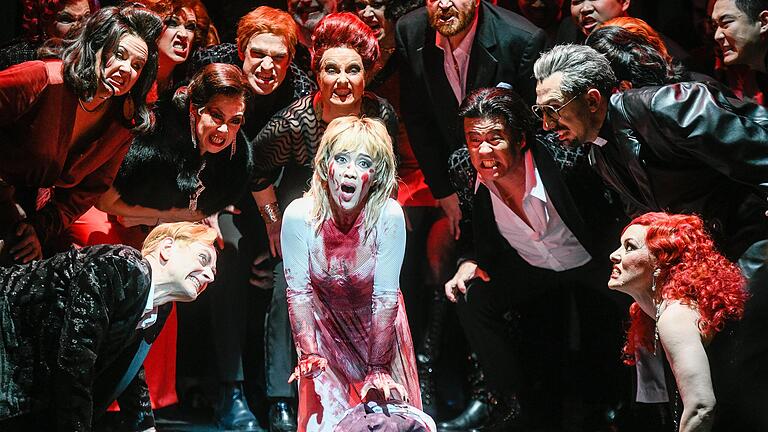 'Lucia di Lammermoor' des Mainfranken Theaters, derzeit zu sehen in der Theaterfabrik Blaue Halle. Die Kritik war einhellig begeistert von Akiho Tsujii (Mitte) in der Titelrolle, mit der Inszenierung konnten sich nicht alle anfreunden. Über die Rolle der Musikkritik veranstaltet das Theater nun eine Podiumsdiskussion.
