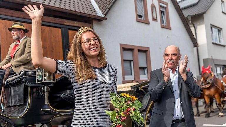 Die neue Deutsche Weinkönigin Eva Brockmann beim Empfang in ihrer Heimat neben Artur Steinmann, Präsident des Fränkischen Weinbauverbands.