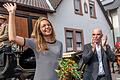 Die neue Deutsche Weinkönigin Eva Brockmann beim Empfang in ihrer Heimat neben Artur Steinmann, Präsident des Fränkischen Weinbauverbands.