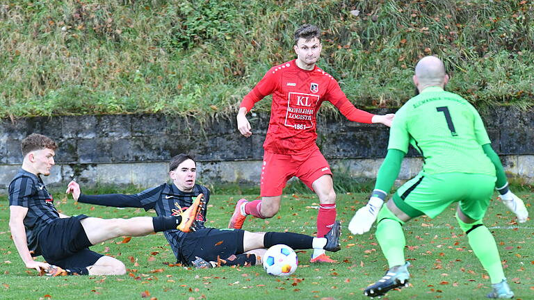 FC Fuchsstadt       -  Nimmt es beim 1:1-Unentschieden gegen Haibach gleich mit drei Gegenspielern auf: Dominik Halbig (in Rot) vom FC Fuchsstadt.