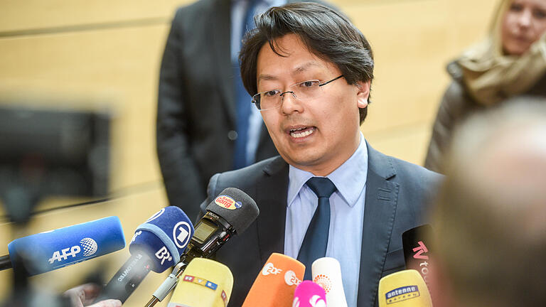 Urteilsverkündung im sogenannten Facebookprozeß am Landgericht Würzburg. Der Anwalt Chan-Jo Jun und der Sprecher des Gerichts Tobias Knahn kommentieren das Urteil nach der Verkündung.