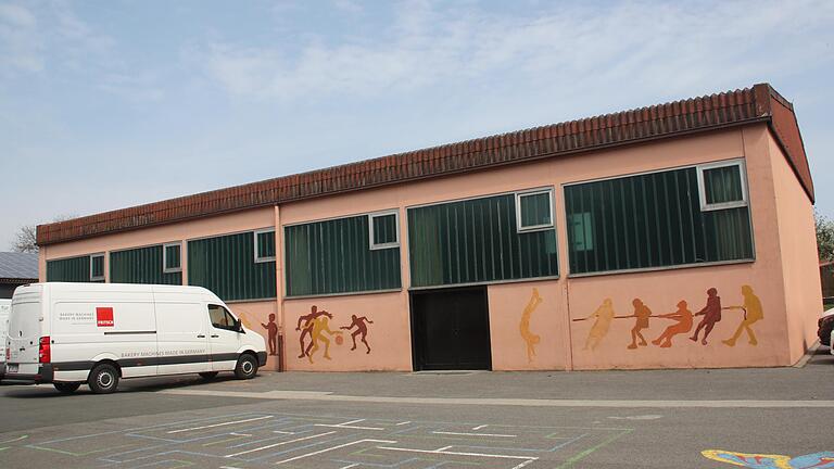 In der Markt Einersheimer Mehrzweckhalle fand eine Mitarbeiterversammlung der Fritsch-Gruppe statt. Die Verantwortlichen baten die Belegschaft darum, auch während der vorläufigen Insolvenz an einem Strang zu ziehen. In der Markt Einersheimer Mehrzweckhalle fand eine Mitarbeiterversammlung der Fritsch-Gruppe statt. Die Verantwortlichen baten die Belegschaft darum, auch während der vorläufigen Insolvenz an einem Strang zu ziehen.