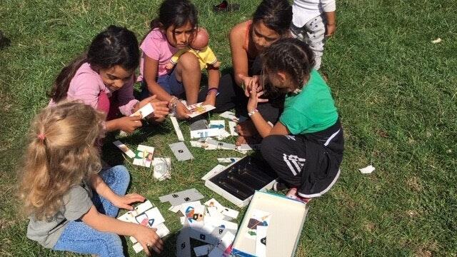 Mathilda (vorn links) teilt kurz nach der Ankunft der Familie Röder in der Wohnsiedlung I.A.C.R. schon mal Haarschmuck und Spielsachen an die Kinder aus. Mathilda (vorn links) teilt kurz nach der Ankunft der Familie Röder in der Wohnsiedlung I.A.C.R. schon mal Haarschmuck und Spielsachen an die Kinder aus.