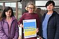 Eine Botschaft für den Frieden: Die Leiterin der Volkshochschule Lohr-Gemünden Dr. Susanne Duckstein (Mitte) zusammen mit den beiden Dozentinnen Oksana Chaikivska (links) und Natalia Wieser vor der Scherenberghalle.