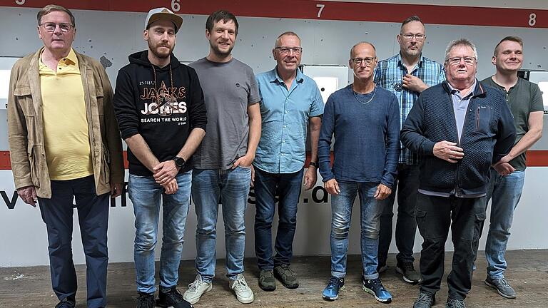 Der neue Vorstand des Schützenvereins Wülfershausen von links: Bürgermeister Wolfgang Seifert, neuer Schützenmeister Raphael Hikel, Schatzmeister Matthias Leber, neuer Schriftführer Manfred Leber, neuer Jugendwart Dietmar Uhlein, Beisitzer Holger Kühn und Kurt Heizenröther, sowie  der neue Sportwart Sebastian Behr.