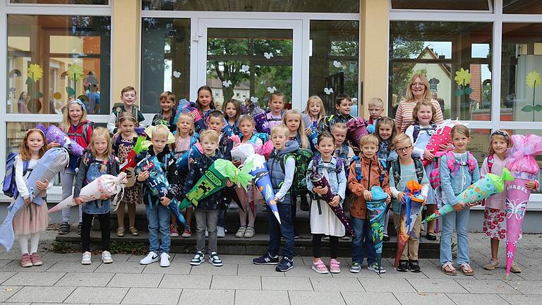 27 Kinder der Klasse 1b an der Grundschule Am Zabelstein freuen sich über ihren ersten Schultag am Dienstag. Sie werden von Klassenlehrerin Bianca Hept (im Bild) am Standort Sulzheim unterrichtet.