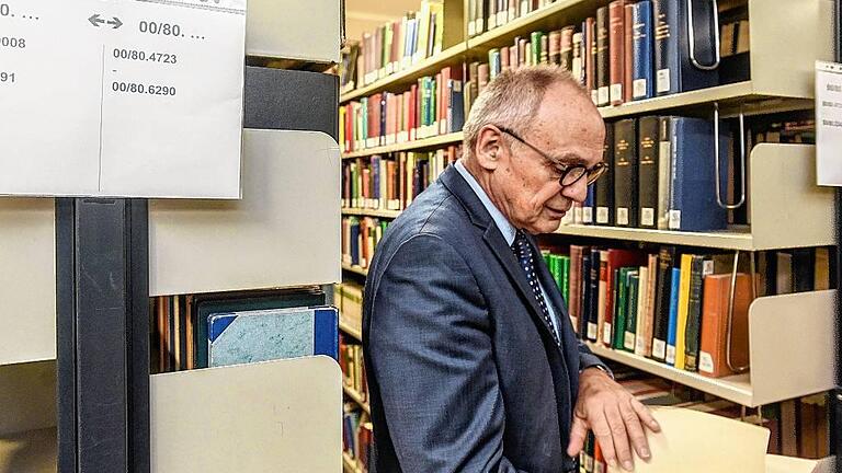 Im Erdgeschoss der UB steht das Magazin mit dem Bestand der Bücher ab 1945. Im Erdgeschoss der UB steht das Magazin mit dem Bestand der Bücher ab 1945.