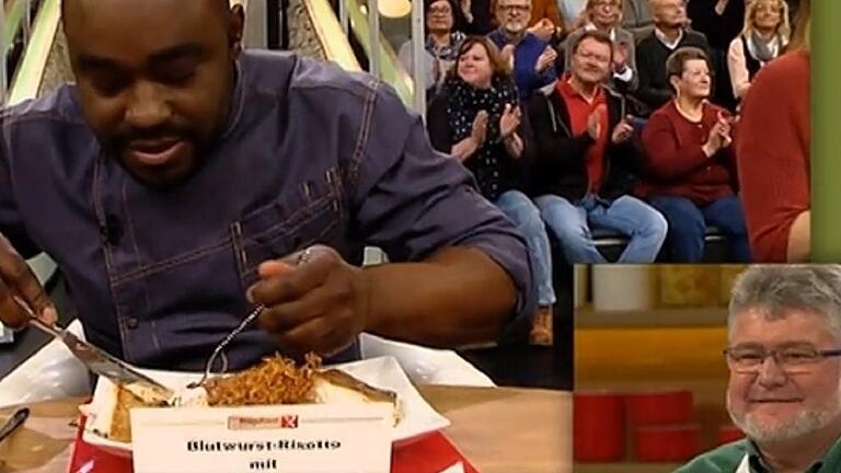 Nelson Müller lässt sich Josef Webers Blutwurst-Risotto schmecken. Während der Starkoch diniert, schaut Weber aufmerksam zu. Nelson Müller lässt sich Josef Webers Blutwurst-Risotto schmecken. Während der Starkoch diniert, schaut Weber aufmerksam zu.